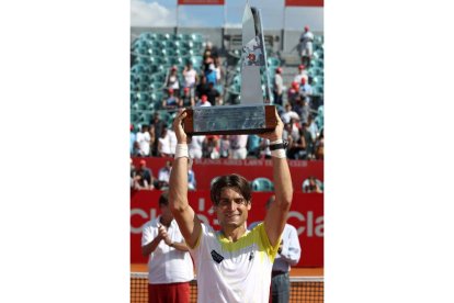 Un exultante Ferrer levanta el trofeo de ganador.