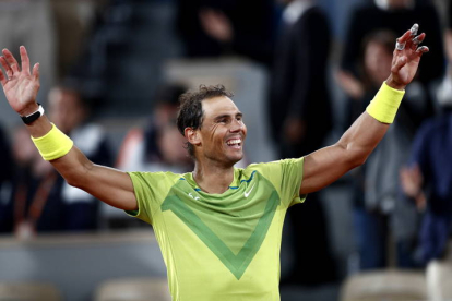 Rafa Nadal celebra su victoria ante el número uno del mundo, Novak Djokovic, en el partido de cuartos de final del torneo de Roland Garros. MOHAMMED BADRA / EFE