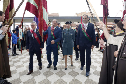 Los alcaldes de Valverde, Valdefresno y Villaturiel, antes de entrar a la Basílica de La Virgen. FERNANDO OTERO