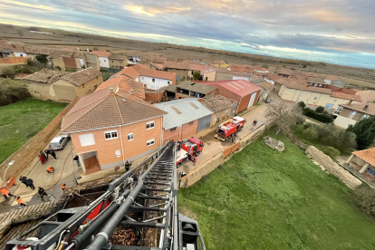 Imagen tomada desde la escalera del vehículo de los bomberos. BOMBEROS DE LEÓN