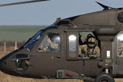 El piloto de una avión militar norteamericano da la señal de Ok tras aterrizar en una parada técnica en el aeropuerto de  Timisoara, en Rumanía. SEBASTIAN TATARU