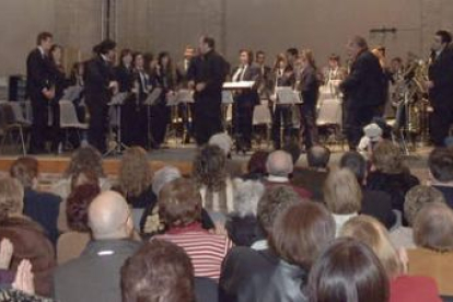 El público aplaude a los músicos al final del concierto ofrecido en la noche del domingo