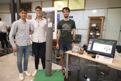 El equipo integrado por Marcos Flórez, Moisés González e Iván Mazariegos, alumnos de Aeroespacial, han desarrollado y construido un aerogenerador sin aspas, basado en la resonancia por vórtices inducidos que se ha alzado con el primer premio en la categoría Tecnológica. RAMIRO