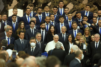 El Papa junto al presidente de la Deportiva, José Fernández Nieto 'Silvano' y el resto de la delegación de la Ponferradina. SDP