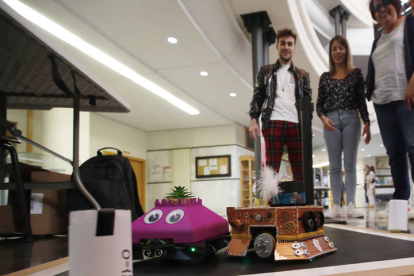 María Rodríguez y Juan Estébanez integran el equipo Juanín y los versátiles con Nathalie García y Carlos Iglesias. Se trata de dos robots creados para despertar vocaciones científicas entre los alumnos de ESO. RAMIRO