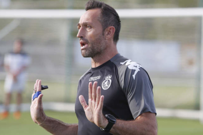 José Manuel Aira dirige uno de los entrenamientos de la Cultural. JESÚS F. SALVADORES