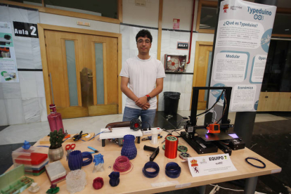 Naamán Huerga, presentó también un prototipo que convierte botellas de plástico en filamento para impresoras 3D. RAMIRO