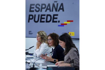 Yolanda Díaz, María Jesús Montero e Irene Montero. JUAN CARLOS HIDALGO