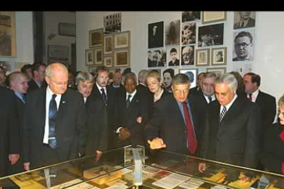 El primer ministro israelí, Ariel Sharón, declaró posteriormente que «Yad Vashem» -como se conoce al museo-, «es la cámara de la memoria del corazón del pueblo judío».