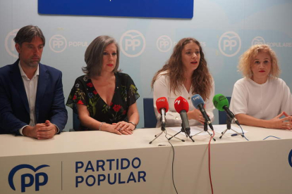 Los populares Jorge García Vega, Asunción Mayo, Ester Muñoz y Silvia Franco. J. NOTARIO