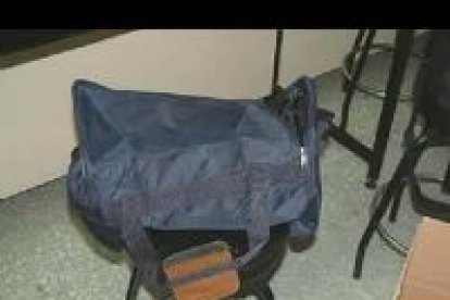 De las imágenes mostradas por el periódico estadounidense, la más impactante es la de la mochila de deportes que no hizo explosión.