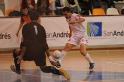 Sergio Piñeiro materializó el primer gol de los visitantes en la recta final del primer tiempo.