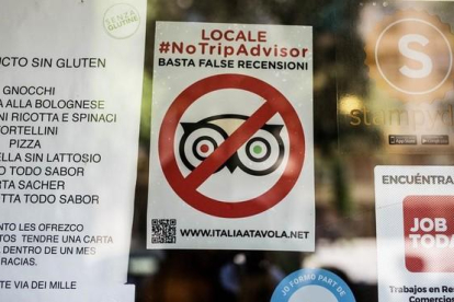 Cartel del restaurante Via dei Mille de Barcelona en el que se posiciona en contra de TripAdvisor.