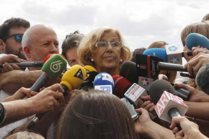 Manuela Carmena, este lunes, 25 de mayo, rodeada de periodistas.
