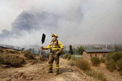 Un miembro de una brigada contra incendios se toma un respiro en el fuego que arrasó La Cabrera en 2017.