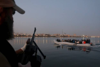 Un grupo de refugiados, tras ser detenidos en el puerto de Tripoli, Libia.