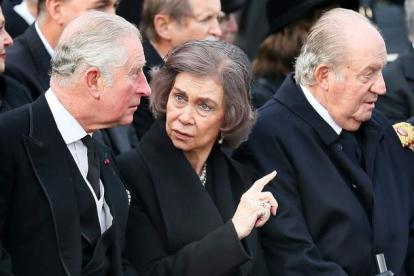 Don Juan Carlos y Doña Sofía junto al príncipe de Gales en un funeral. EFE