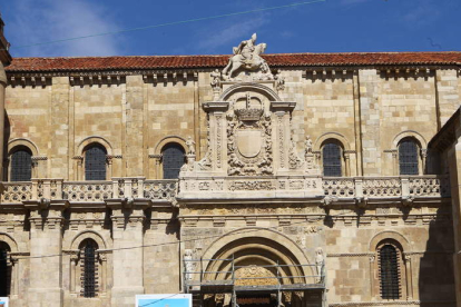 De los andamios que cubrían la fachada sólo queda ya el que da acceso al tímpano y arquivoltas de la Puerta del Cordero.