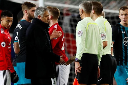 Mourinho se queja al árbitro al final del partido.