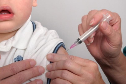 Vacunación de un niño.