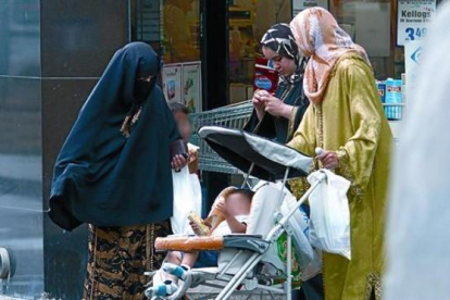 Una mujer con velo integral, junto a otras dos vestidas con el hiyab, el pasado viernes en El Vendrell