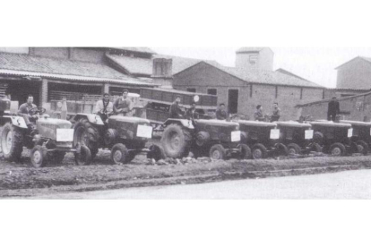 Imagen de los primeros tractores que llegaron a la Feria de Valencia de Don Juan en 1957 de la mano del industrial coyantino Cecilio Marinelli.