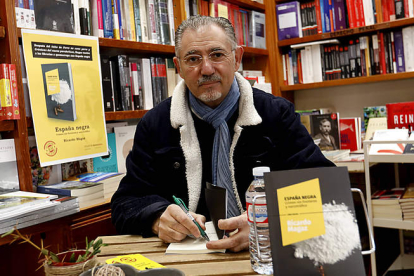 Ricardo Magaz, ayer, en la Librería Universitaria, donde firmó ejemplares del libro. MARCIANO PÉREZ
