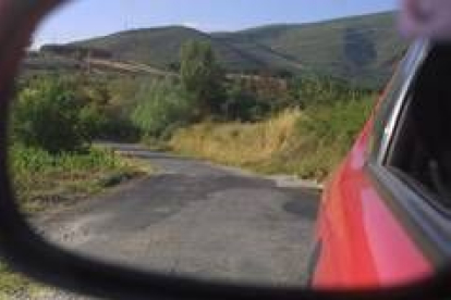 Imagen del deteriorado estado de una de las carreteras de la red provincial en la comarca del Bierzo