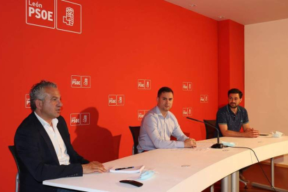 Sen, Cendón y Moreno, en la sede del PSOE. DL