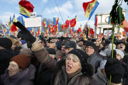 Los manifestantes gritan frente a la sede del Gobierno en Chisinau.