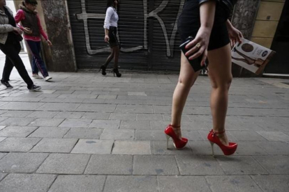 Las prostitutas han sido estafadas por la red de venta ilegal de preservativos y medicamentos. DL