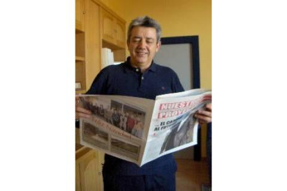 Miguel Martínez con el periódico que ya ha llegado a todos los rincones del municipio