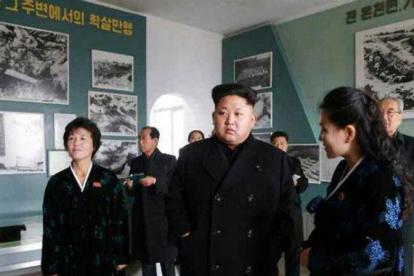 El líder norcoreano, Kim Jong-un, visitando, ayer, un museo en Sinchon (Corea del Norte).