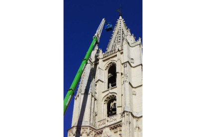La gigantesca grúa plantada ante la Torre Sur de la Catedral de León para sellar las grietas detectadas.