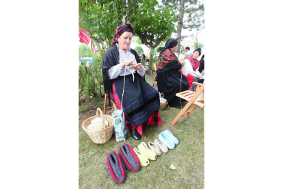Una mujer tejiendo zapatillas a mano. Norberto.