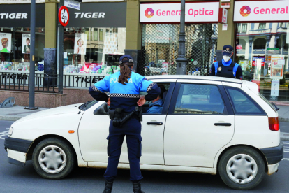 Dos agentes patrullan en el centro. FERNANDO OTERO