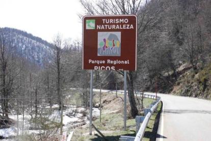 Cartel que aún hace alusión al ya desaparecido Parque Regional de Picos de Europa, en Prioro. CAMPOS