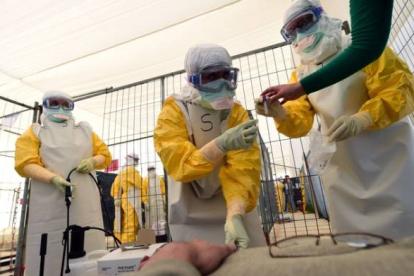 Personal de Médicos sin Fronteras recibe formación sobre medidas de protección contra el ébola, el pasado 1 de octubre en Bruselas.