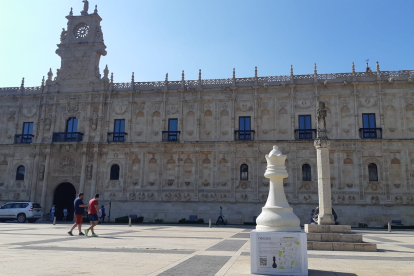 Las figuras de ajedrez con motivo del Magistral Ciudad de León se encuentran en las zonas monumentales como San Marcos y la Catedral de León. DL