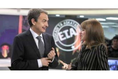 José Luis Rodriguez Zapatero, acompañado por la directora de informativos de Antena 3, Gloria Lomana