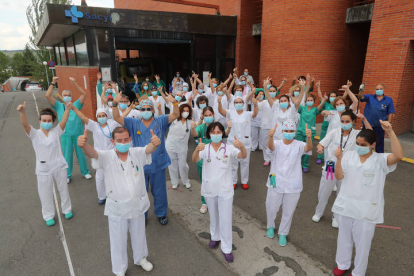 Enfermeros,medicos y demas personal de area de urgencias del Hospital El Bierzo. LUIS DE LA MATA