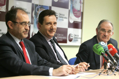 Imagen de la reunión mantenida entre el CEL y el gerente de Good Fly, Felipe de Burgos.