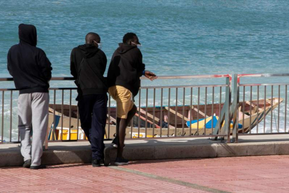 El cayuco en el que llegaron los migrantes, varado en una playa de Fuerteventura . QUIQUE CURBELO