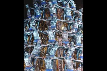 Uno de los carros alegóricos de Unidos da Tijuca estaba constituido por una pirámide de hombres y mujeres cubiertos únicamente con taparrabos y todos coloreados de azul, que realizaban movimientos ondulantes.