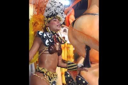 La escuela de Samba Sao Clemente basó su desfile sobre la gallofa de Brasil.