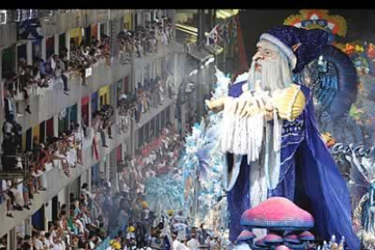 Una imagen gigante del mago Merlín abría el desfile de Caprichosos de Pilares.