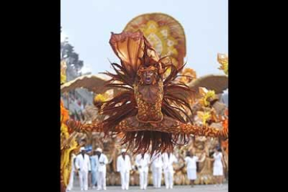 La tradicional Portela cerró el desfile reinterpretando un viejo éxito que le permitió ser campeona en 1984, «Leyendas y Misterios de la Amazonia».