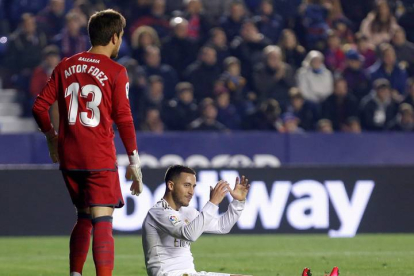 El delantero belga Eden Hazard (d) del Real Madrid, se lamenta ante el guardameta del Levante Aitor Fernández. MIGUEL ÁNGEL POLO