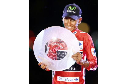 El colombiano del equipo Movistar, Nairo Quintana en el podio con el trofeo que le acredita vencedor de la Vuelta Ciclista a España 2016 tras la vigésimo primera y última etapa disputada hoy entre Las Rozas y Madrid.