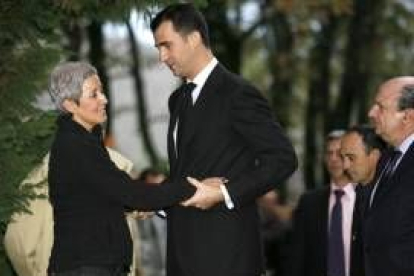 El Príncipe Felipe saluda a la viuda del esquiador, María Jesús Vargas